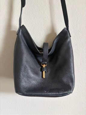 VINCE CAMUTO black leather crossbody bucket bag purse